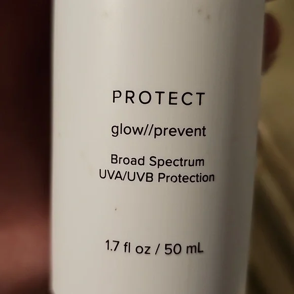 COPY - Universal Tinted moisturizer  and Broad Spectrum SPF45 PROTECT defend/pr… - Picture 5 of 5